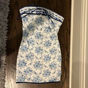 This is a never before worn, off the shoulder dress from Amazon, size S